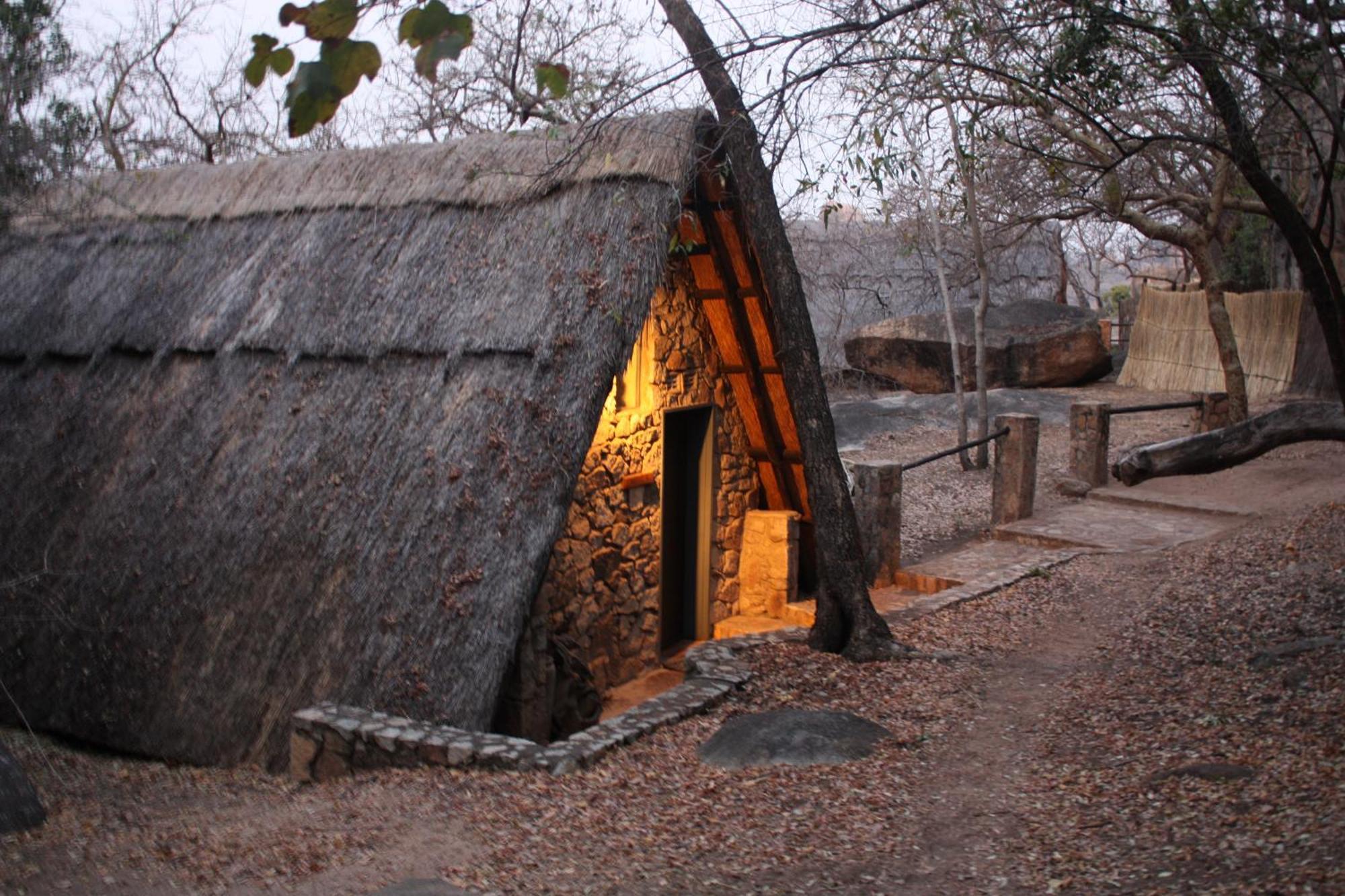 Big Cave Camp Villa Matopos ภายนอก รูปภาพ
